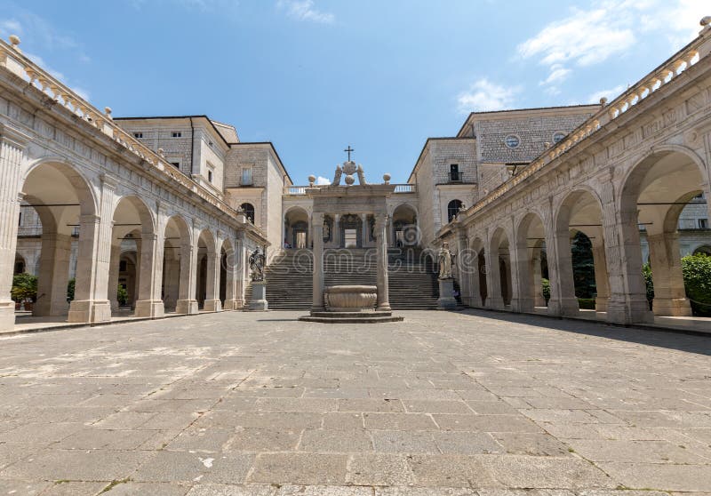 Цистерна и статуи St Венедикта и St Scholastica в монастыре Bramante, бенедиктинском аббатстве Monte Cassino Италия стоковая фотография rf Цистерна и статуи St Венедикта и St Scholastica в монастыре Bramante, бенедиктинском аббатстве Monte Cassino Италия стоковая фотография rf