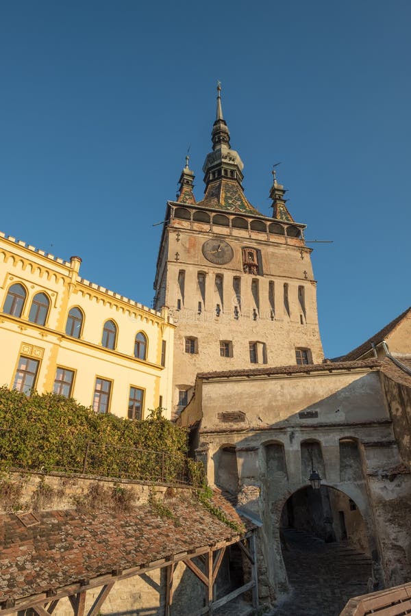 Цитадель, башня с часами и ворота в Sighisoara, Румынии стоковые фото Цитадель, башня с часами и ворота в Sighisoara, Румынии стоковые фото