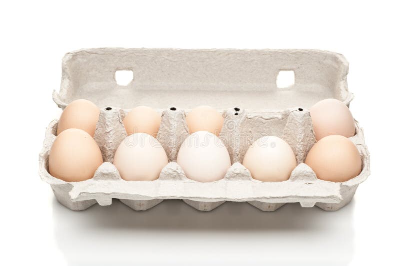 Цыпленок eggs в картонной коробке изолированной на белой предпосылке стоковые изображения Цыпленок eggs в картонной коробке изолированной на белой предпосылке стоковые изображения