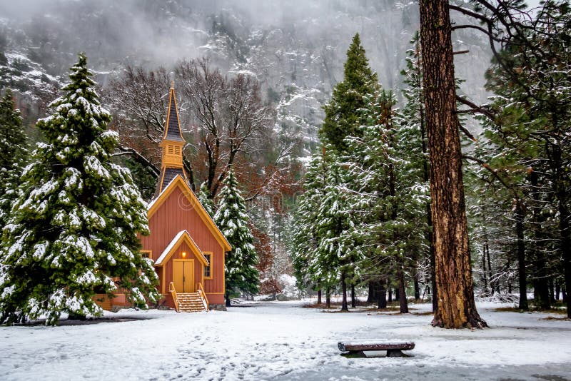 Часовня на зиме - национальный парк долины Yosemite Yosemite, Калифорния, США стоковые фото