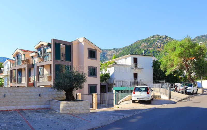 Частные дома в солнечный летний день в Budva Черногории стоковое изображение rf