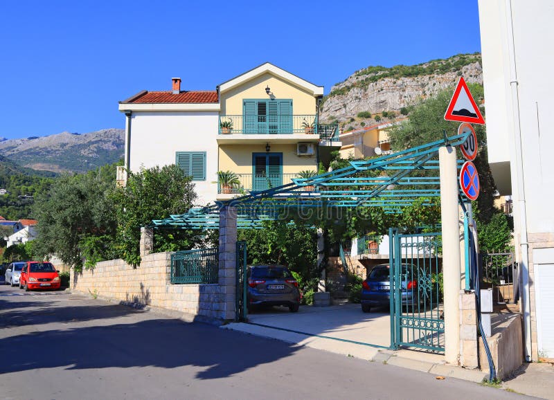 Частные дома в солнечный летний день в Budva Черногории стоковое изображение