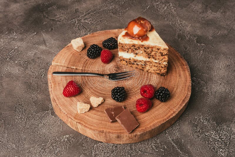 часть очень вкусного торта с шоколадом и свежими ягодами стоковая фотография rf часть очень вкусного торта с шоколадом и свежими ягодами стоковая фотография rf