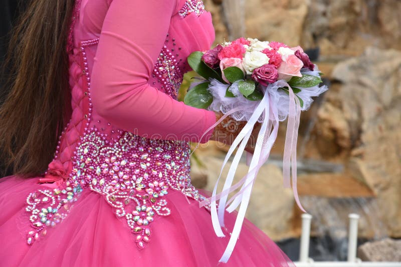 Часть розового платья bridesmaid с букетом стоковые фото Часть розового платья bridesmaid с букетом стоковые фото