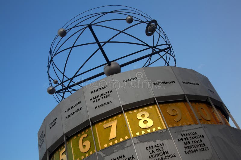 часы berlin alexanderplatz атомные стоковые фотографии rf часы berlin alexanderplatz атомные стоковые фотографии rf