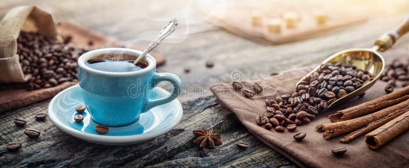 Чашка ароматического черного кофе и кофе-бобов на столе Утренний кофе Espresso на завтрак в красивой синей чашке