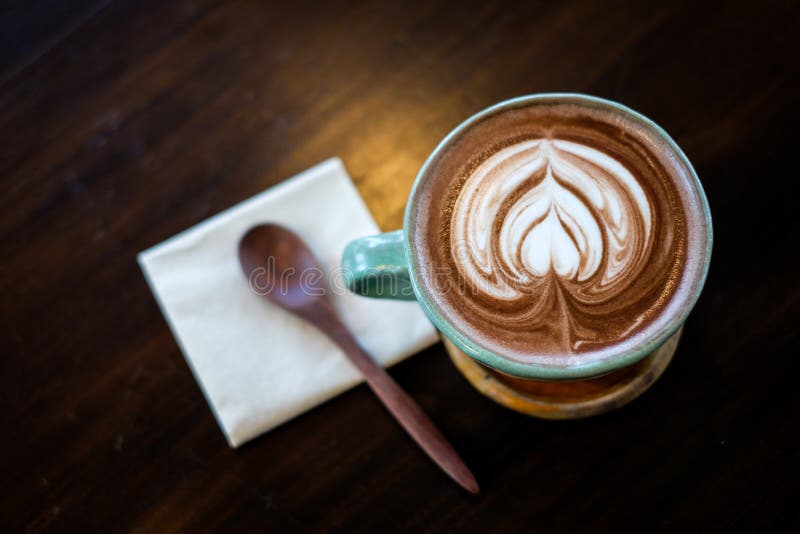 Чашка горячих кофе или latte какао украшенных с сердечным молоком стоковое изображение rf Чашка горячих кофе или latte какао украшенных с сердечным молоком стоковое изображение rf