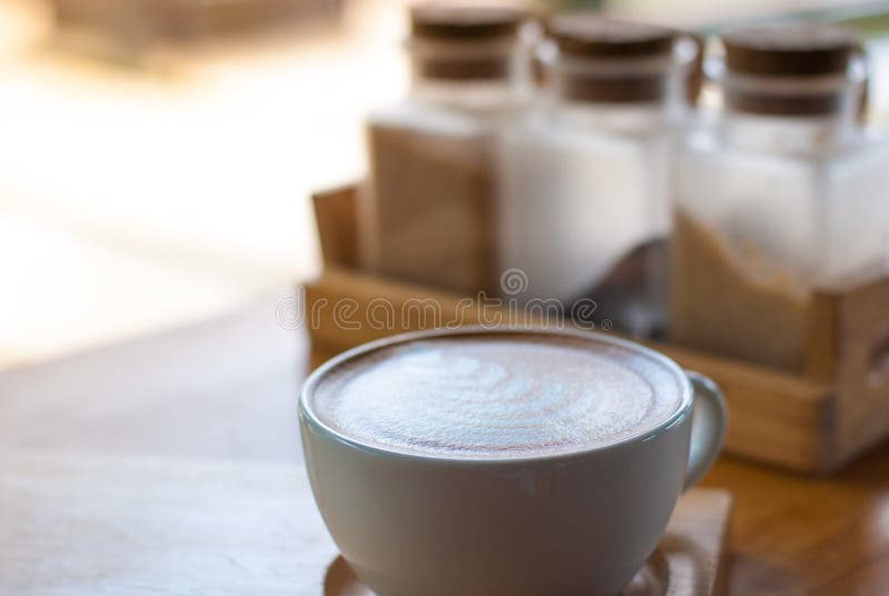 Чашка кофе latte при foammilk искусства помещенное на деревянных wi подноса