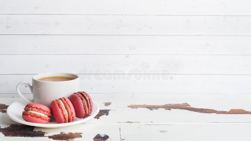 Чашка кофе и печенья макароны на тарелке на белом фоне копировать пространство стоковая фотография rf Чашка кофе и печенья макароны на тарелке на белом фоне копировать пространство стоковая фотография rf