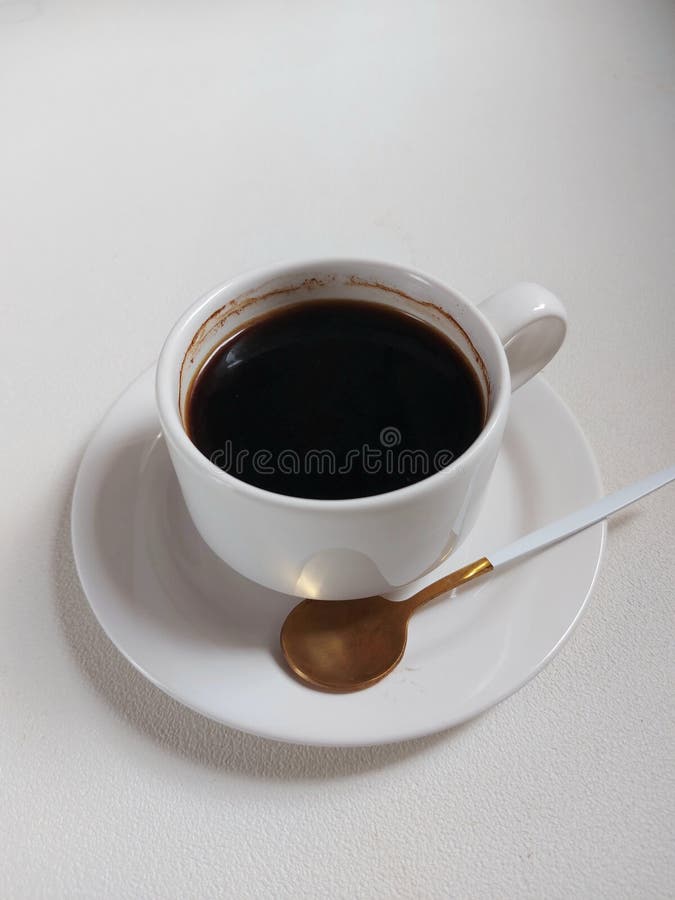 Чашка чёрного кофе на белой фарфоровой чашке. стоковое фото