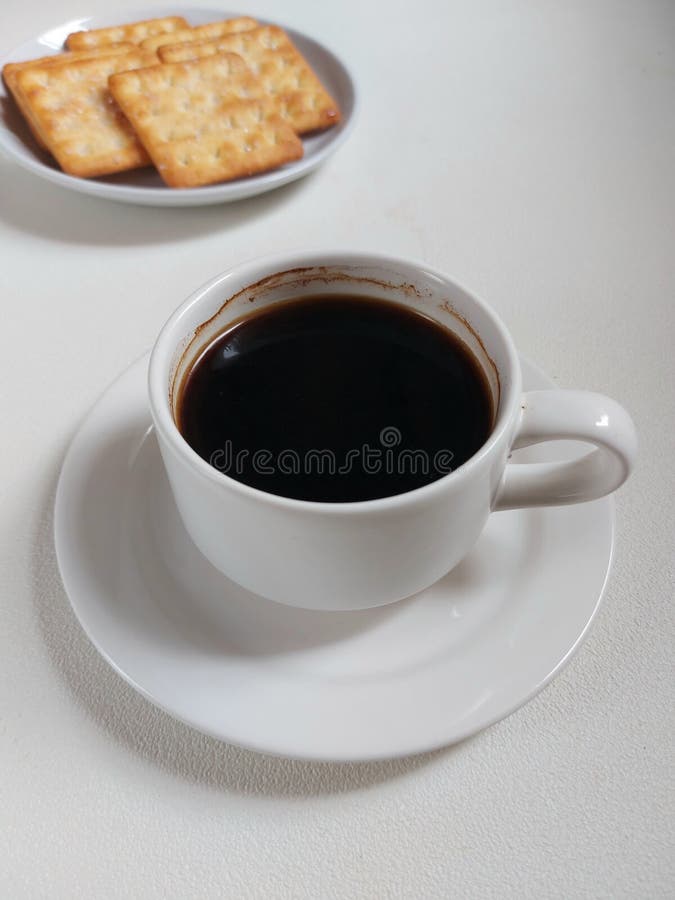 Чашка чёрного кофе на белой фарфоровой чашке. концепция фотосъемки во время кофе. изолированный фон.