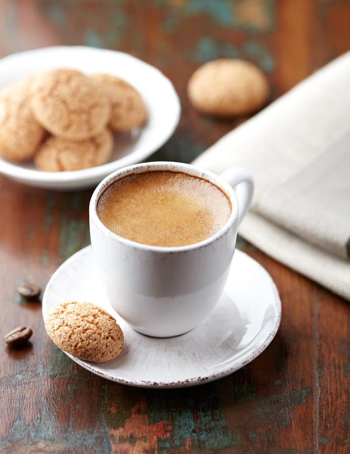 Чашка эспрессо с biscotti стоковая фотография Чашка эспрессо с biscotti стоковая фотография