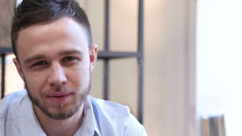 Человек говоря к камере, онлайн видео- болтовне видеоматериал
