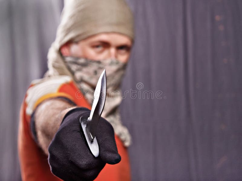 Человек держа нож