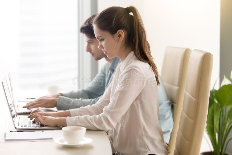 Человек и женщина используя компьтер-книжки, coworking Работающ на офисе, meeti стоковые изображения Человек и женщина используя компьтер-книжки, coworking Работающ на офисе, meeti стоковые изображения