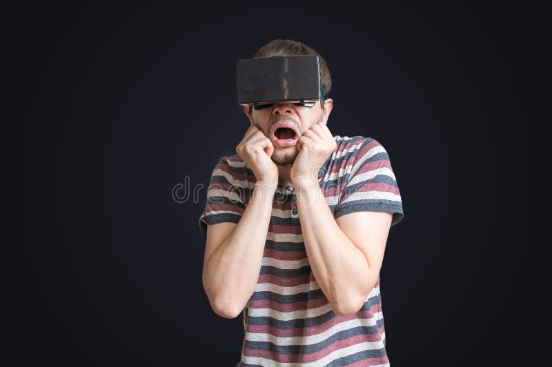 Человек носит шлемофон виртуальной реальности 3D и вспугнут что-то стоковое фото Человек носит шлемофон виртуальной реальности 3D и вспугнут что-то стоковое фото