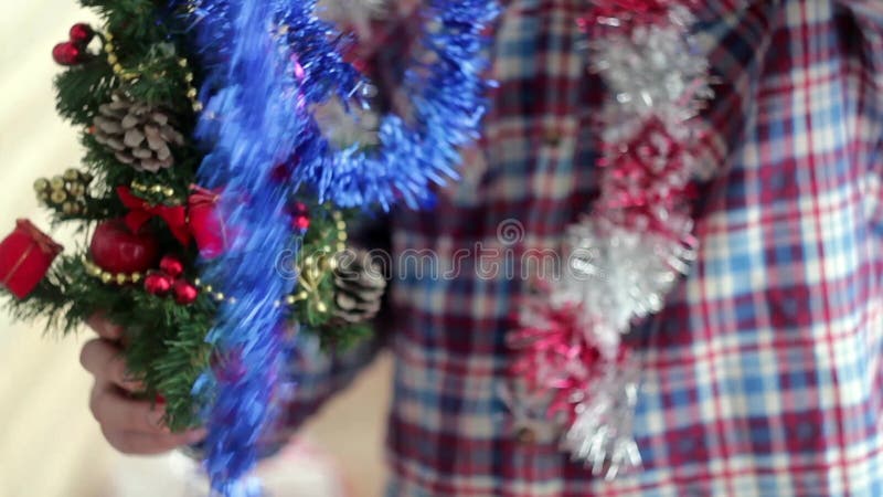 Человек одевает красивую маленькую накаляя рождественскую елку