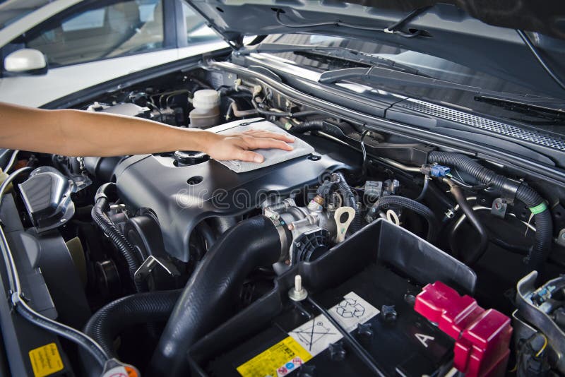 Человек раскрывает клобук автомобиля и полируя автомобиль с тканью microfiber стоковые фото Человек раскрывает клобук автомобиля и полируя автомобиль с тканью microfiber стоковые фото