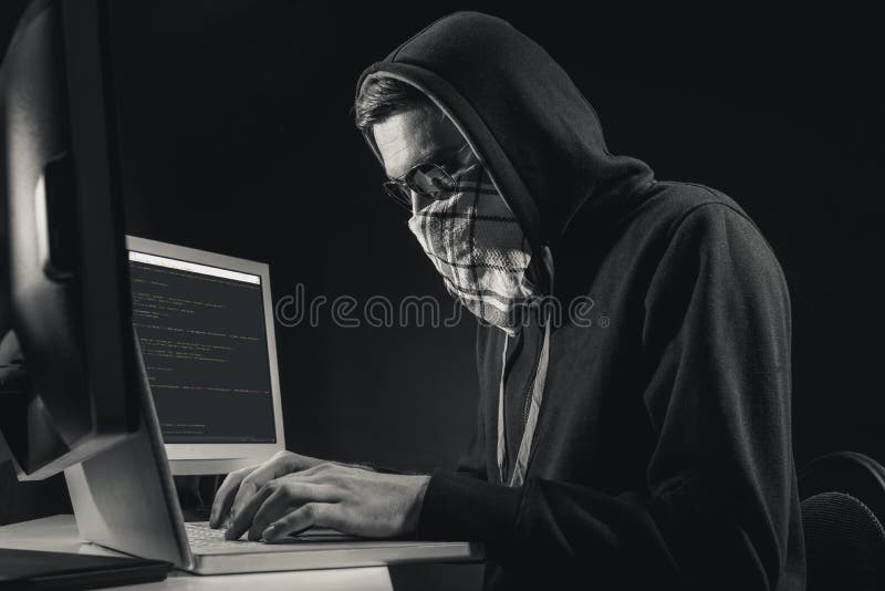 Человек рубит компьютерную систему стоковые изображения Человек рубит компьютерную систему стоковые изображения