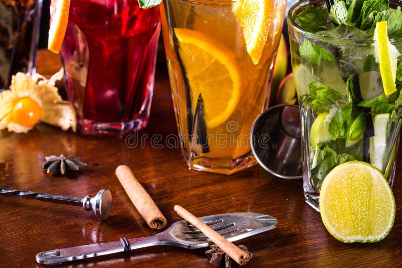 Чеканьте mojito-коктейль, оранжевый коктейль, коктейль клубники в стеклянных стеклах с соломами Аксессуары Адвокатуры: шейкер стоковое изображение Чеканьте mojito-коктейль, оранжевый коктейль, коктейль клубники в стеклянных стеклах с соломами Аксессуары Адвокатуры: шейкер стоковое изображение