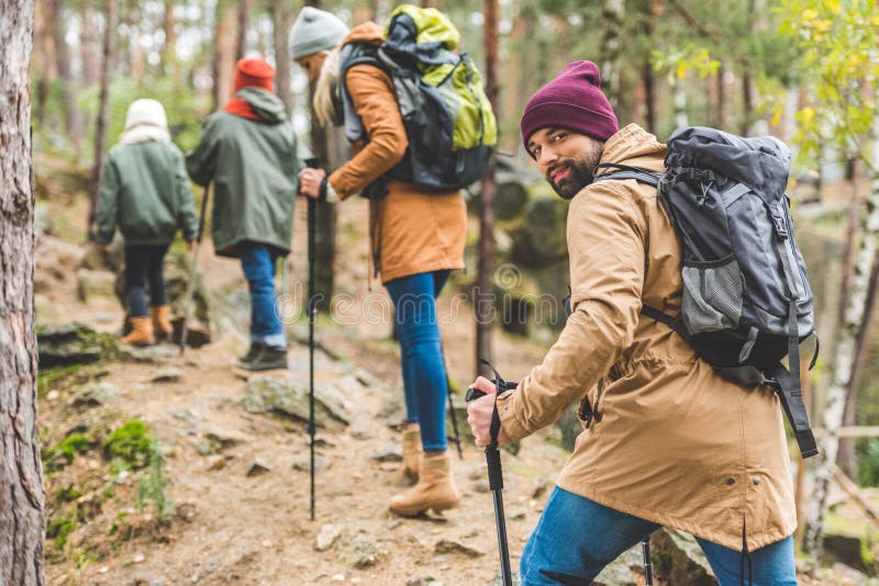 Человек trekking с семьей стоковая фотография rf