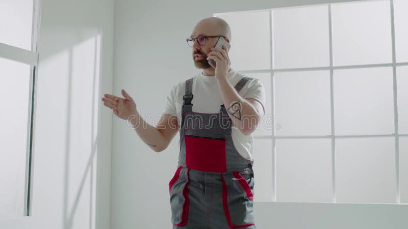 Человек в очках workwear переговоры с клиентом в пустой комнате акции видеоматериалы