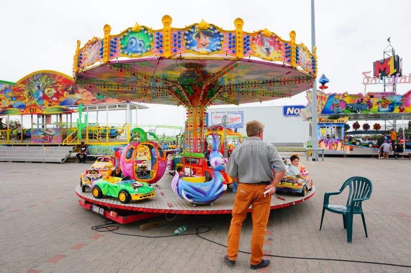 Человек и carousel стоковое фото Человек и carousel стоковое фото