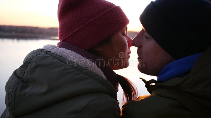 Человек и женщина в шляпах целуя на заходе солнца рекой slowmotion, HD, 1920x1080