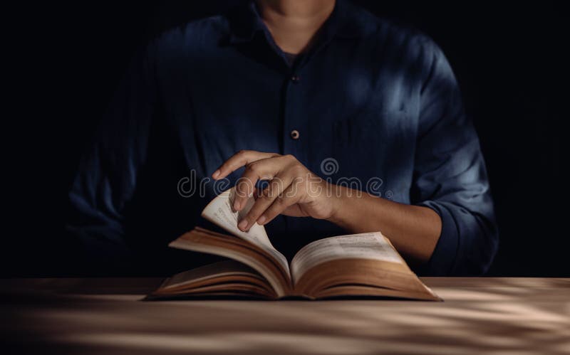 Человек концепции читать книги за столом и книгу. Преподавания и обучения стоковая фотография rf