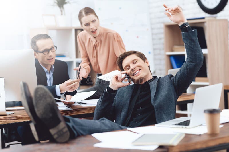 Человек ослабляет на работе Он отдыхает в офисе стоковые изображения Человек ослабляет на работе Он отдыхает в офисе стоковые изображения