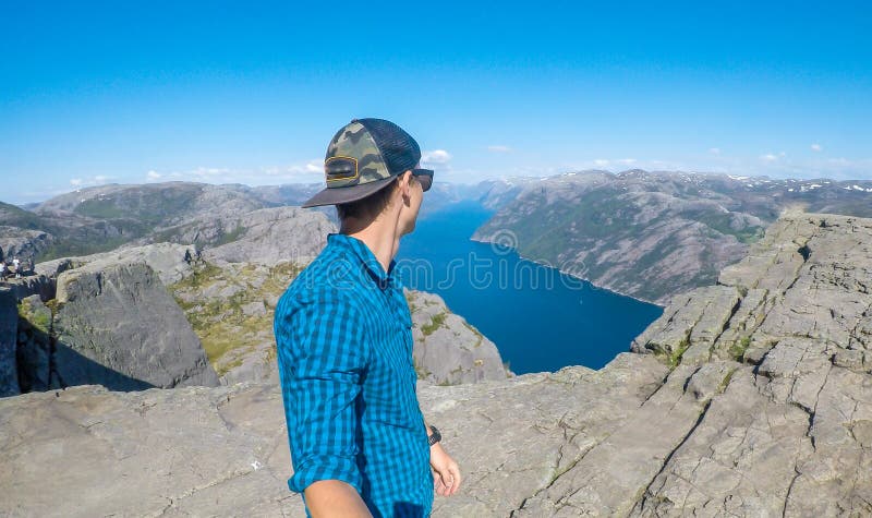 Человек принимая selfie и вдоль фьорда в Норвегии стоковая фотография rf Человек принимая selfie и вдоль фьорда в Норвегии стоковая фотография rf