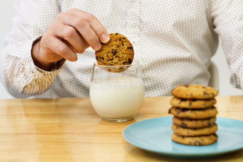 Cenar un vaso de leche con galletas engorda