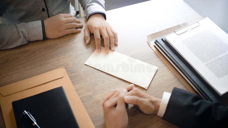 Человек с уведомлением об отставке для прекращенный работе к менеджеру человеческих ресурсов стоковые изображения rf Человек с уведомлением об отставке для прекращенный работе к менеджеру человеческих ресурсов стоковые изображения rf