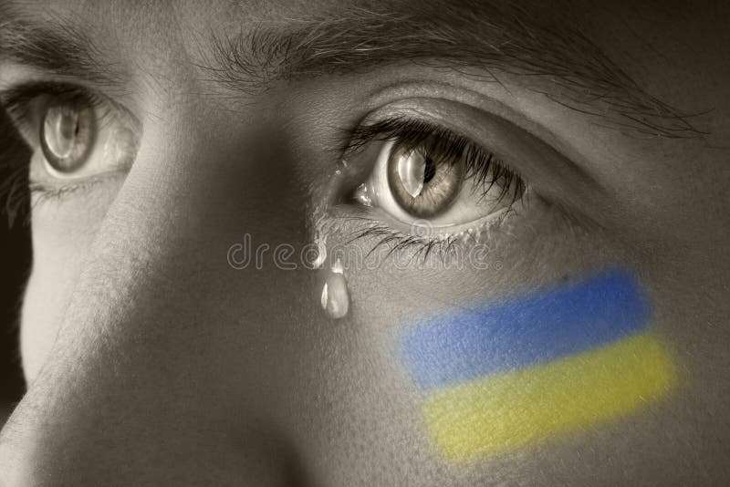 человек с флагом украинии плачет. русская война. спаси украину и останови войну стоковые фотографии rf