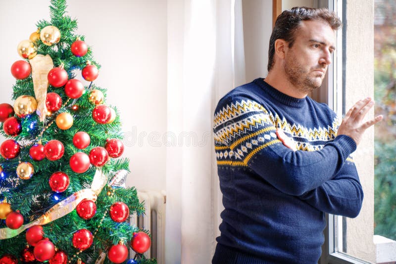 человек, чувствующий себя подавленным во время праздника Рождества стоковые фотографии rf
