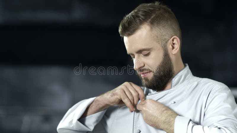Человек шеф-повара подготавливая сварить на профессиональной кухне Портрет счастливого мужского повара