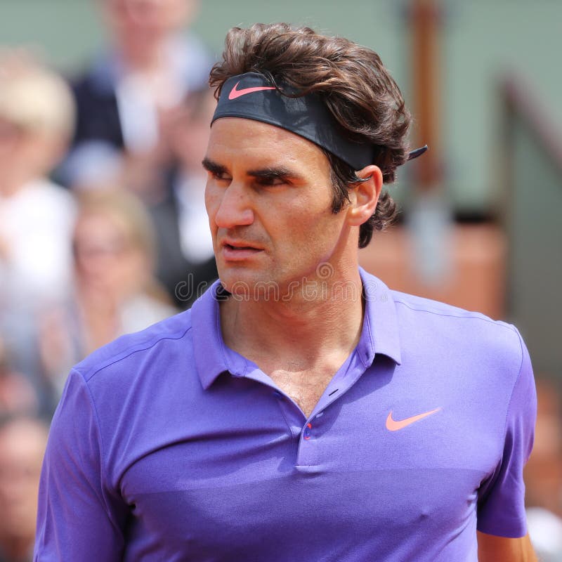 Чемпион Роджер Federer грэнд слэм 17 времен в действии во время его третьей спички круга на Roland Garros 2015 стоковые изображения Чемпион Роджер Federer грэнд слэм 17 времен в действии во время его третьей спички круга на Roland Garros 2015 стоковые изображения