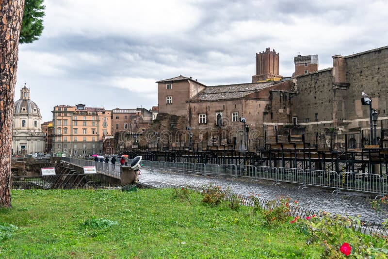 Через дорогу Dei Fori Imperiali имперских форумов вдоль форума Augustus в Риме стоковые изображения Через дорогу Dei Fori Imperiali имперских форумов вдоль форума Augustus в Риме стоковые изображения