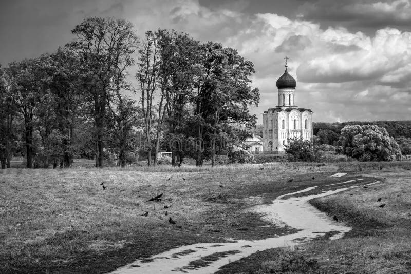 черная белизна Русский ландшафт Церковь заступничества на Nerl стоковое изображение черная белизна Русский ландшафт Церковь заступничества на Nerl стоковое изображение