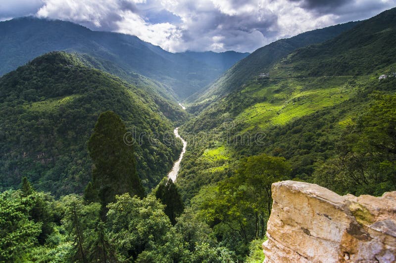 Черная гора и Mangde Chhu, ландшафт Trongsa Dzong, Бутана, стоковые фотографии rf Черная гора и Mangde Chhu, ландшафт Trongsa Dzong, Бутана, стоковые фотографии rf