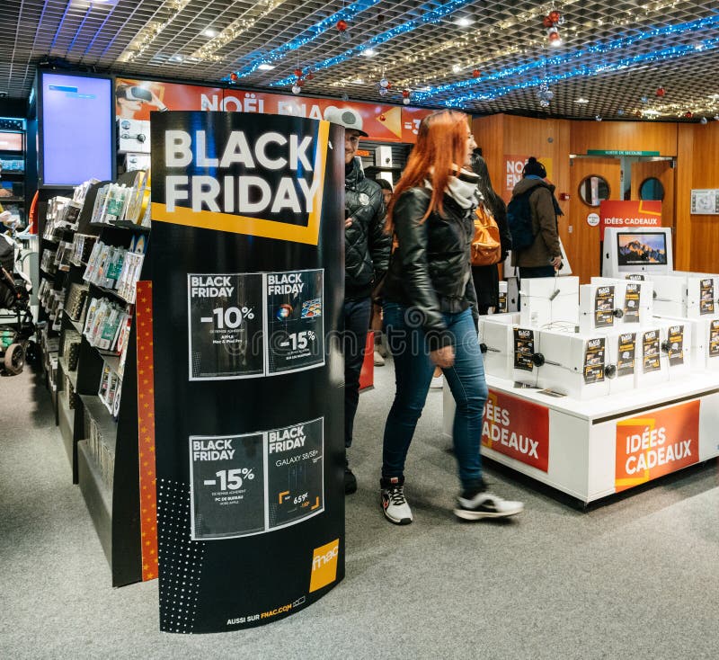 Черная продажа пятницы электроники на магазине Яблоке MAcBook FNAC Pro стоковая фотография Черная продажа пятницы электроники на магазине Яблоке MAcBook FNAC Pro стоковая фотография