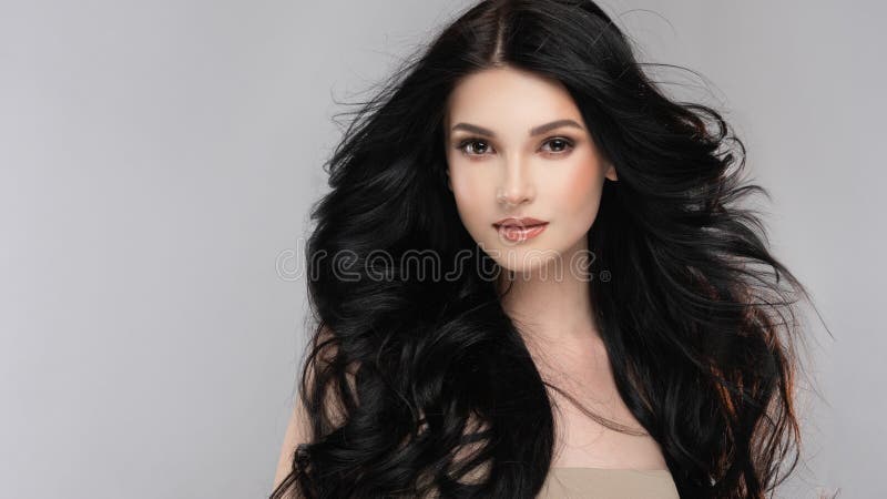 Черная с волосами, женщина с объемистыми блестящими и hairstylefrizzy курчавыми волосами. стоковое фото