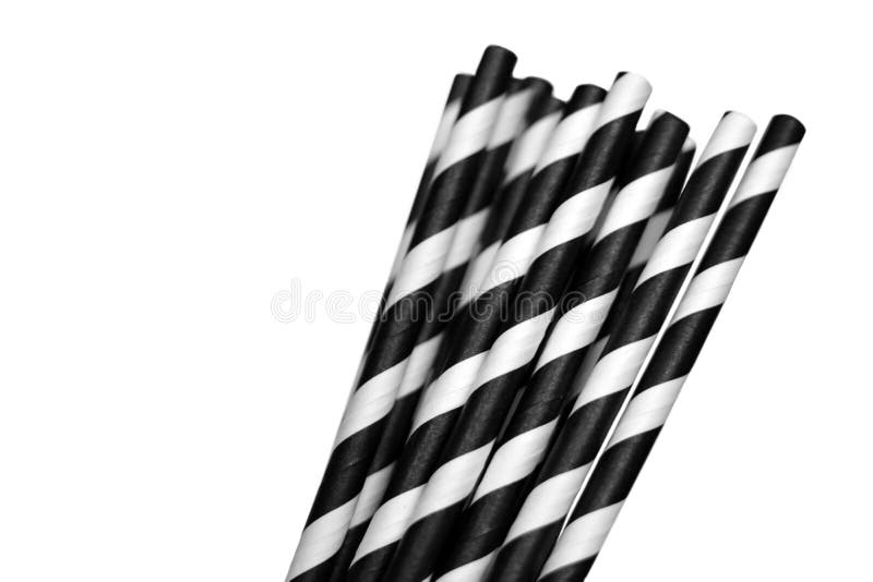 Черно-белые striped соломы экологически дружелюбной бумаги выпивая на белой предпосылке стоковое фото rf Черно-белые striped соломы экологически дружелюбной бумаги выпивая на белой предпосылке стоковое фото rf