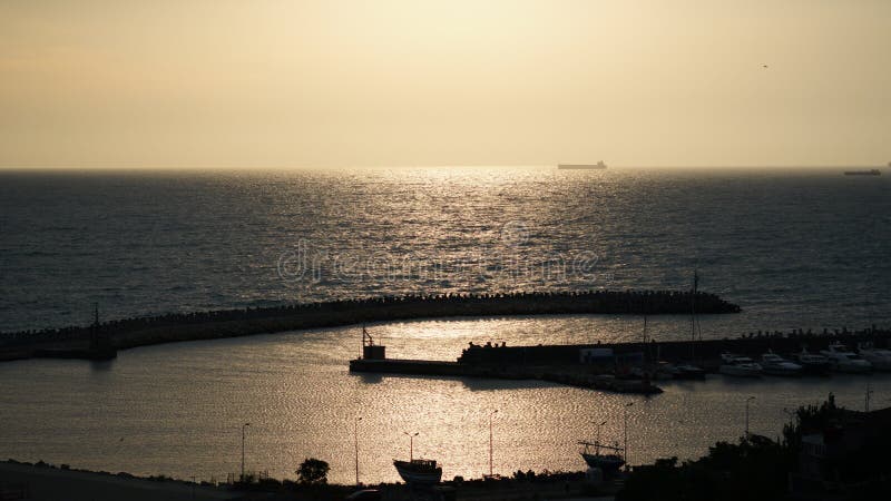 черное море после восхода солнца в Констанце стоковые изображения