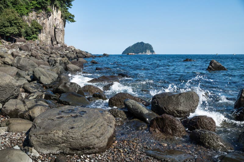 Черные вулканические камни с watersplash вдоль береговой линии Согвипхо, острова Jeju, Южной Кореи стоковое фото Черные вулканические камни с watersplash вдоль береговой линии Согвипхо, острова Jeju, Южной Кореи стоковое фото