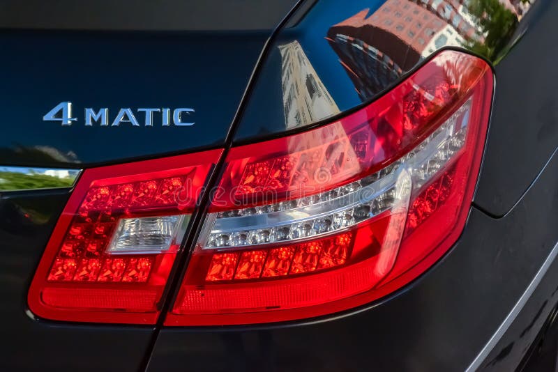 Черный E-класс E350 Benz Мерседес взгляд taillamp 2011 года задний с темным - серый интерьер в превосходном состоянии в парковке стоковое изображение rf Черный E-класс E350 Benz Мерседес взгляд taillamp 2011 года задний с темным - серый интерьер в превосходном состоянии в парковке стоковое изображение rf