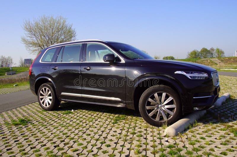 Черный Volvo XC90 SUV стоковые изображения rf Черный Volvo XC90 SUV стоковые изображения rf