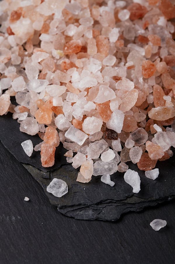 черный грубый himalayan розовый шифер моря соли стоковые изображения