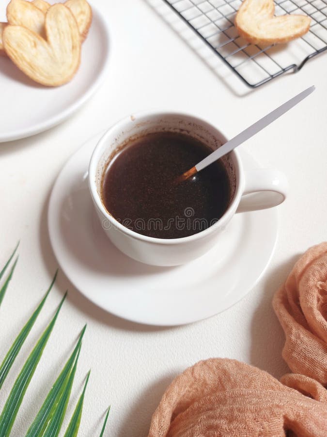 черный кофе на белой фарфоровой чашке стоковая фотография