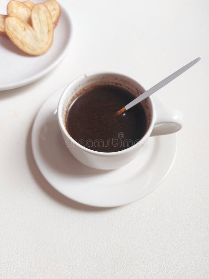 черный кофе на белой фарфоровой чашке стоковое изображение